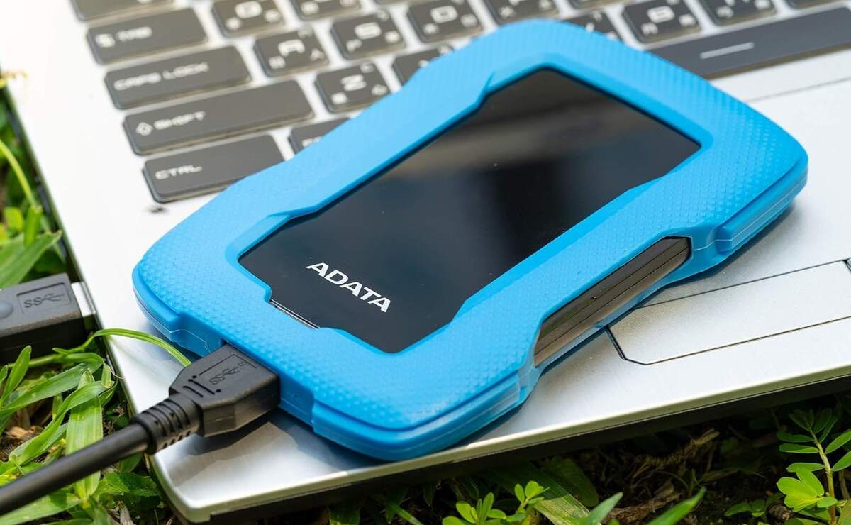 هارد اکسترنال ای دیتا HD330 ظرفیت 1 ترابایت مجهز به USB 3.2 Gen1 و دیسک مغناطیسی استاندارد 2.5 اینچی است.
